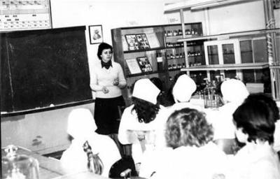 Асистент Бороненко Т.В. під час лабораторного заняття (1983 р.)