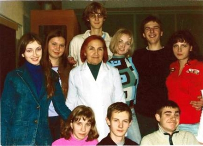 Старший викладач Турченко Н.В. зі студентами спеціальності ТФП (1995 р.)