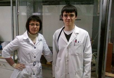 Доц. Коваль А.О. та студент Гусаров В.І. у науковій лабораторії кафедри (2004 р.)